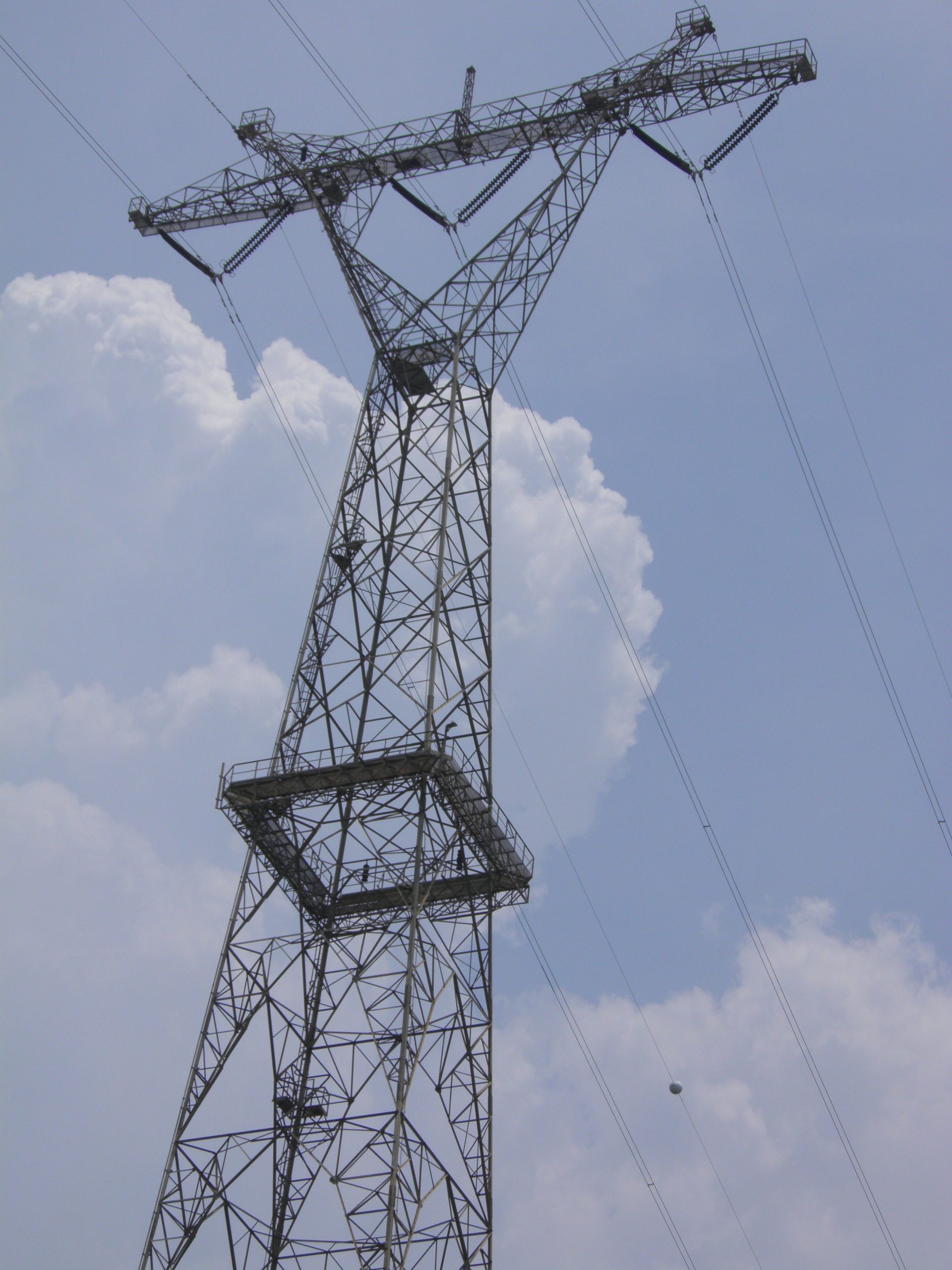 Torres eléctricas del lago están que se caen