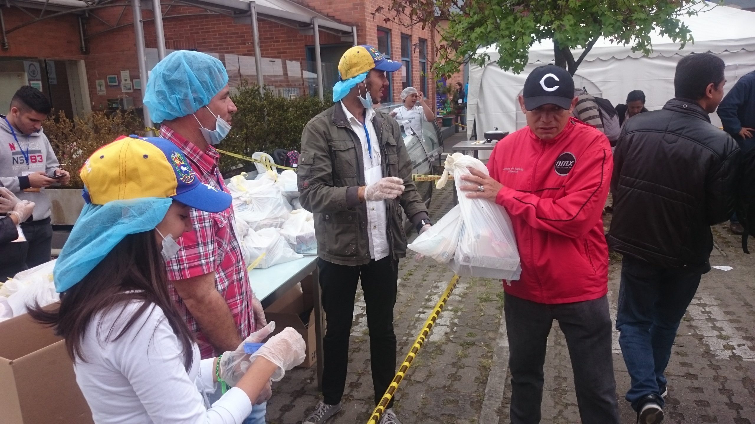 Venezolanos en Bogotá recibieron una manito en jornada humanitaria