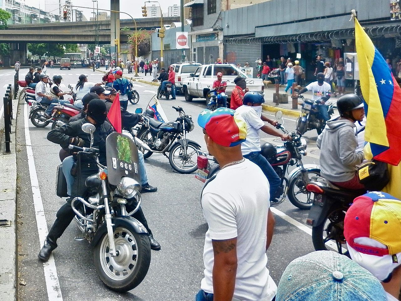 «Colectivos» venezolanos amenazan y extorsionan en total impunidad