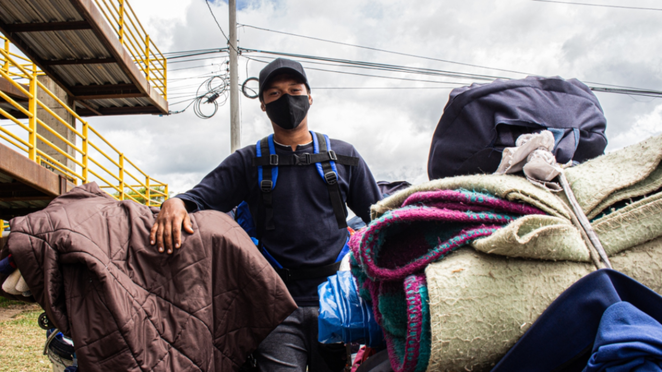 Una mano solidaria a los caminantes venezolanos
